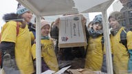 WDR 2 Weihnachtswunder: Schüler der Gemeinschaftsgrundschule Klinkheide "Giraffenschule" vor der Spendenbox