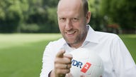 Sven Pistor hält einen WDR 2 Fußball in der Hand