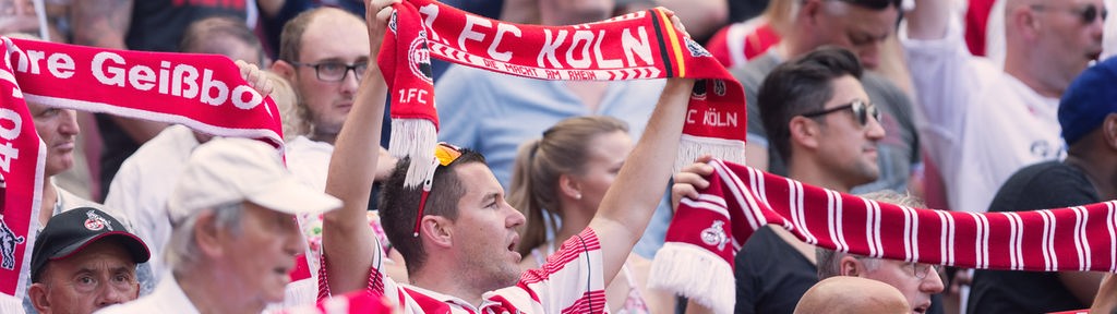 Fans des 1. FC Köln jubeln während des Spiels