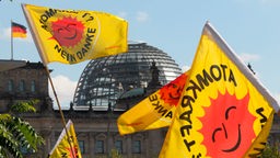 Archiv: Fahnen von Atomkraft-Gegnern, die vor dem Bundestag in Berlin gegen die Atompolitik der Bundesregierung demonstrieren