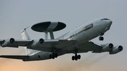 Ein AWACS-Boeing-Aufklärungsflugzeug der NATO startet vom Flughafen Geilenkirchen