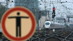 Ein ICE der Bahn steht in Köln vor dem Hauptbahnhof an einem Signal, ein Schild verbietet das Betreten der Gleise