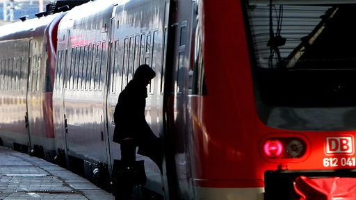 Symbolbild: Ein Zuggast steigt in eine Regionalbahn