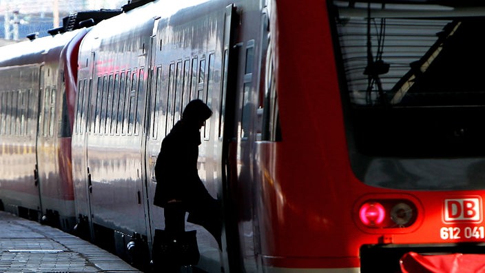 Symbolbild: Ein Zuggast steigt in eine Regionalbahn