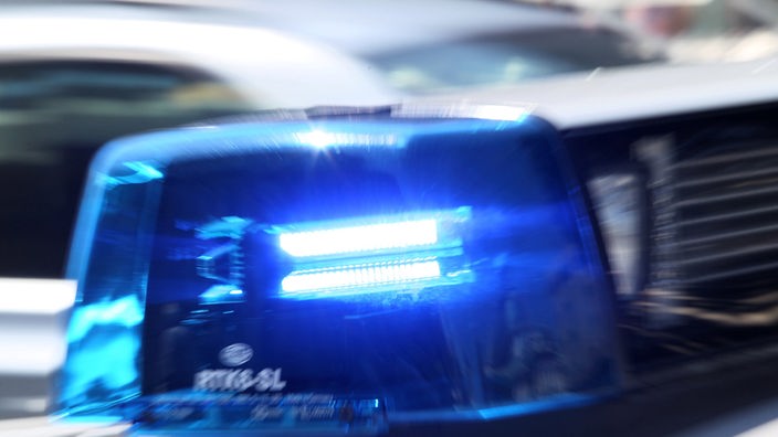 Blaulicht auf Polizeifahrzeug (Symbolbild)