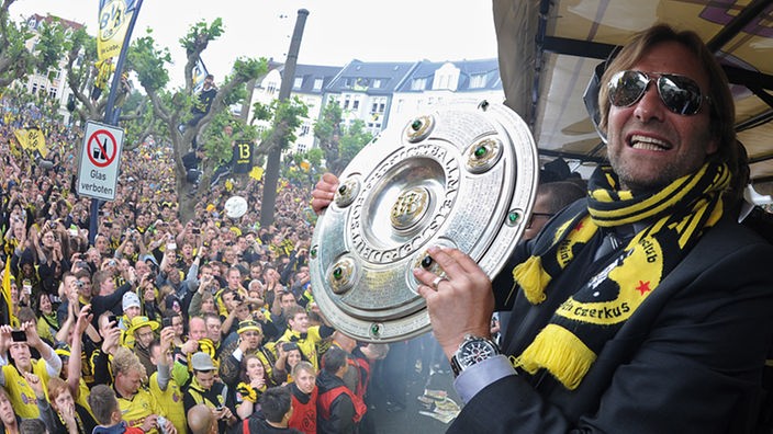 Dortmunds Trainer Jürgen Klopp feiert 2011 die Meisterschaft mit der Meisterschale in der Hand