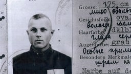 Der Dienstausweis von Iwan "John" Demjanjuk, den er als "Wachmann" 1942 in seinem Ausbildungslager Trawniki bekommen hat