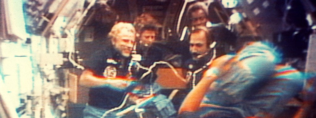 Reinhard Furrer, Bonnie Dunbar, Guion Bluford, Wubbo Ockels und Ernst Messerschmid in der US-Raumfähre "Challenger" im Jahre 1985