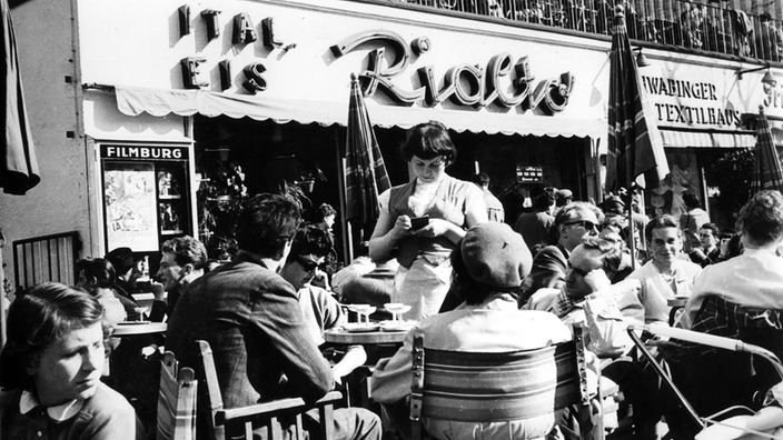 Eis-Cafe "Rialto" in München Schwabing, Außenansicht mit Gästen aus den 1960er Jahren