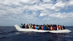105 Flüchtlinge  in einem Schlauchboot vor der italienische Insel Lampedusa im Oktober 2014