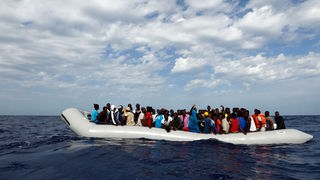 105 Flüchtlinge  in einem Schlauchboot vor der italienische Insel Lampedusa im Oktober 2014