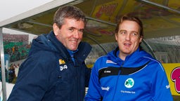 Die Trainer Freidhelm Funkel (VFL Bochum, links) und Mike Büskens (Greuther Fürth, rechts) (27.02.2011)
