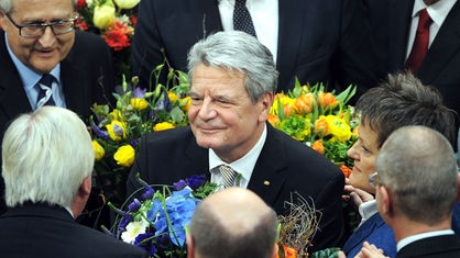 Der neu gewählte Bundespräsident, Joachim Gauck (M), nimmt am Sonntag (18.03.2012) bei der Bundesversammlung im Reichstag in Berlin Glückwünsche und Blumen entgegen