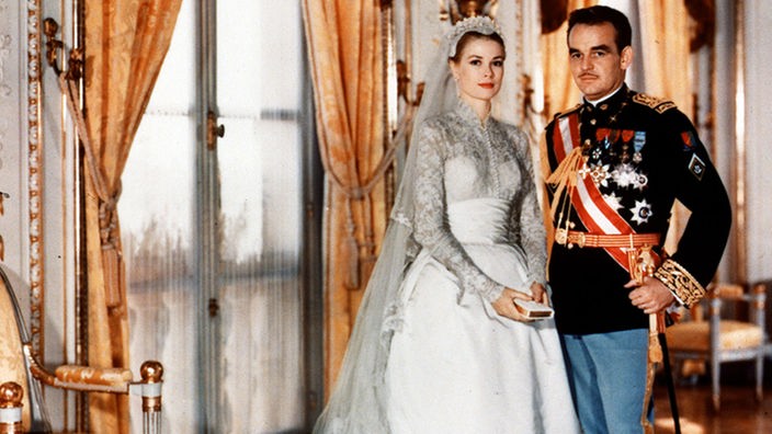 Hochzeitsfoto der amerikanischen Schauspielerin Grace Kelly mit Prinz Rainier III. von Monaco im Jahr 1956