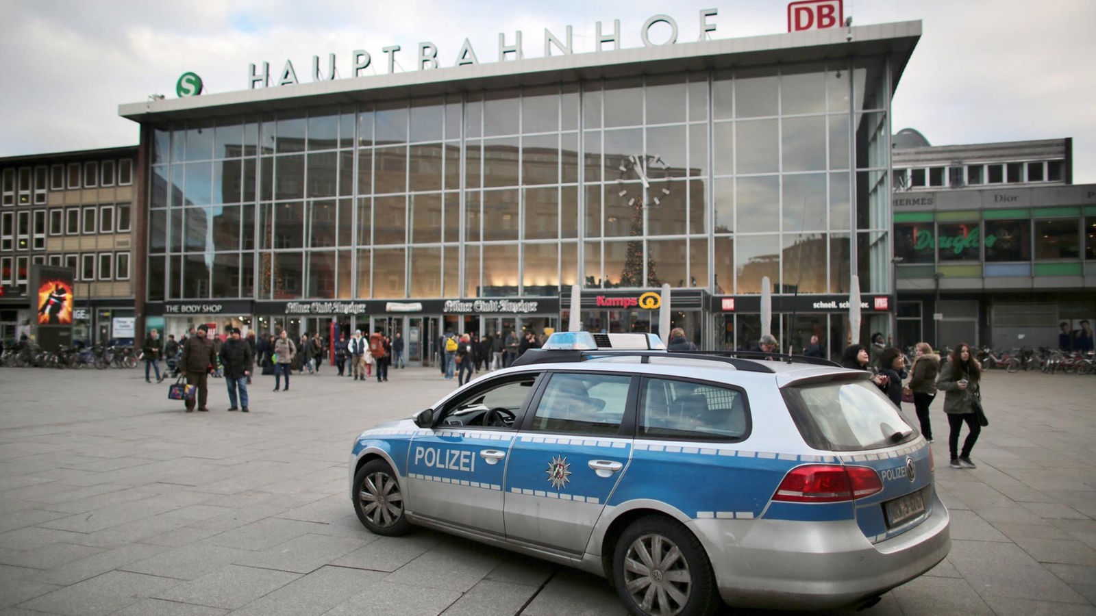 Polizeifahrzeug vor dem Kölner Hauptbahnhof