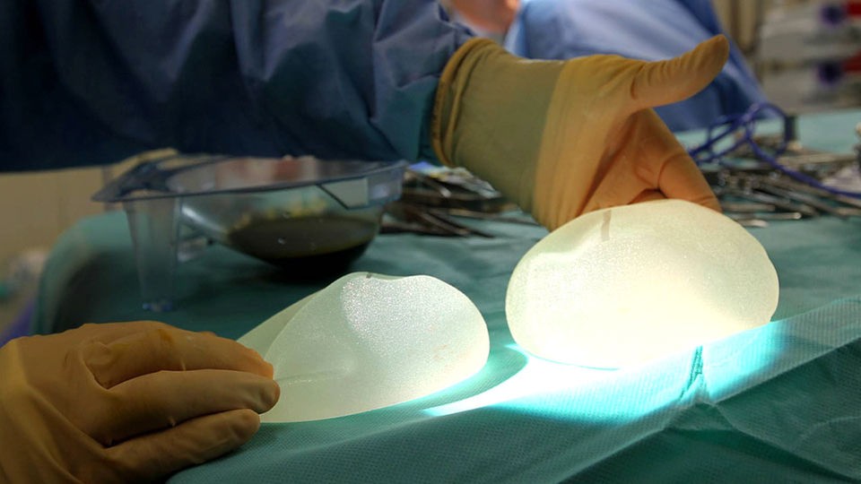 Zwei Silikonkissen während der Brust-Operation
