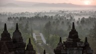 Blick von der Tempelanlage Borobudur auf die Landschaft der indonesischen Insel Java im Morgennebel