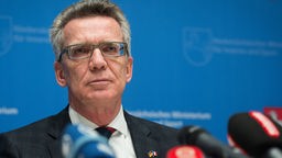 Bundesinnenminister Thomas de Maizière (CDU) sitzt am 17.11.2015 während einer Pressekonferenz zum Fußball-Länderspiel Deutschland