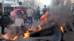 Demonstranten gegen iranische Regierung setzen Autos in Brand (14.02.2011); Rechte: pa/ Landov