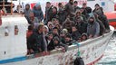 Ein Boot mit Flüchtlingen aus Nordafrika kommt auf der italienischen Insel Lampedusa an (20.03.2011); Rechte: dpa