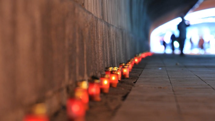 Grablichter stehen in dem Unglückstunnel zum Gedenken an die 21 Toten der Massenpanik bei der Loveparade 2010