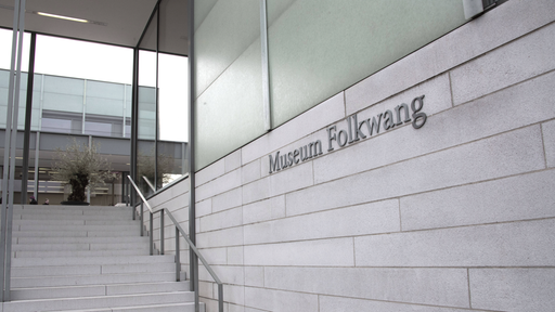 Außenansicht des Folkwang Museums bei blauem Himmel.