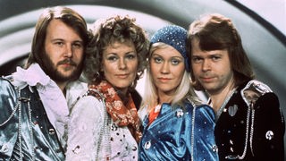 Das Archivbild vom 06.04.1974 zeigt die Mitglieder der schwedischen Popgruppe "Abba", (l-r) Benny Andersson, Annafrid Lyngstad, Agnetha Fältskog und Björn Ulvaeus, beim Grand Prix d'Eurovision de la Chanson im südenglischen Brighton.