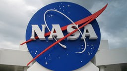 Logo der US-Raumfahrtbehörde NASA auf dem Gelände von Cape Canaveral