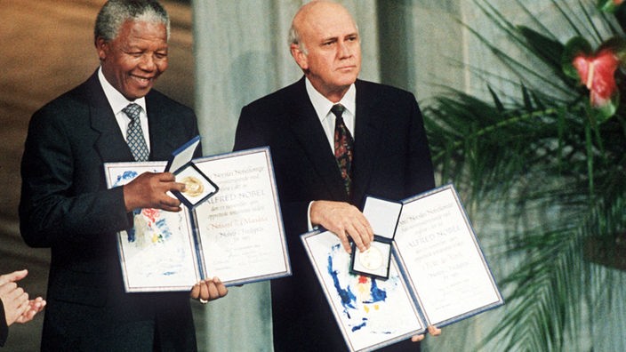 Nelson Mandela und Frederik de Klerk bei der Verleihung des Friedensnobelpreises 1993 in Oslo