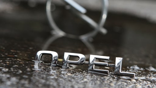 Opel-Logo mit Regentropfen