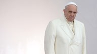 Papst Franziskus im weißen Mantel