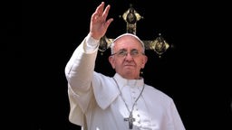 Papst Franziskus segnet "Urbi et Orbi" während der sonntäglichen Ostermesse