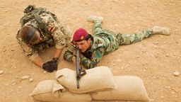 Beginn der Einweisung (Multiplikatoren-Ausbildung) der kurdischen Peschmerga in die Handhabung des G3-Sturmgewehrs durch Soldaten der Bundeswehr auf einer Schießanlage nahe der nordirakischen Stadt Erbil am 02.10.2014