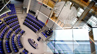 Der Saal des Deutschen Bundestags in Berlin aus der Aufsicht