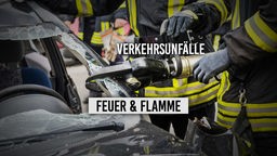 Stahlzange von Feuerwehrmann geführt an Unfallauto
