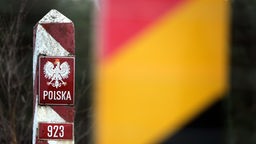 Der deutsche und der polnische Grenzpfeiler auf der Insel Usedom nahe Ahlbeck