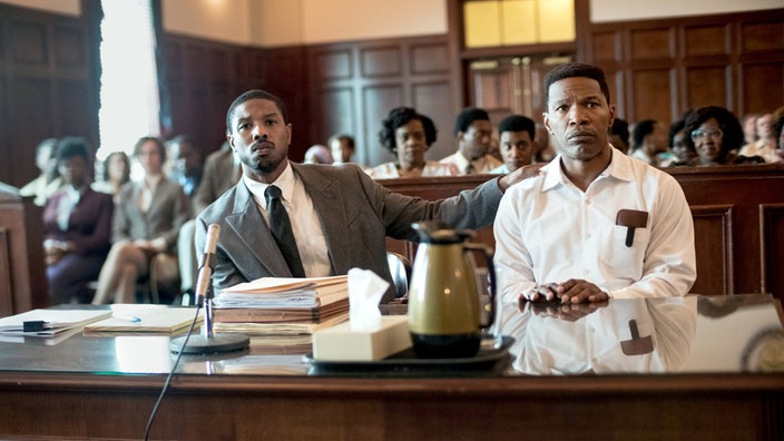 Michael B. Jordan (l) als Bryan Stevenson und Jamie Foxx als Walter McMillian in einer Szene des Films "Just Mercy"