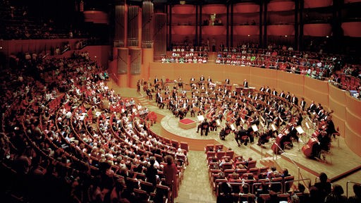 Ein Konzert in der Kölner Philharmonie - Innenansicht des Konzertsaals mit Orchester und Publikum