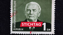 Eine Briefmarke im Nennwert von 1DM aus der DDR mit dem Porträt von Wilhelm Pieck