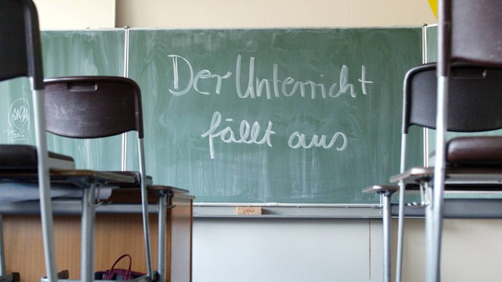 "Der Unterricht fällt aus" steht auf einer Schultafel in einem Klassenraum