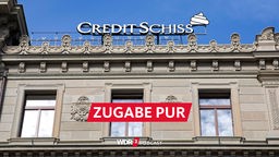 Satirische Fotomontage: Auf dem Dach eines Gebäudes prangt vor blauem Himmel der Schriftzug der Bank Credit Suisse, geändert zu Credit Schiss