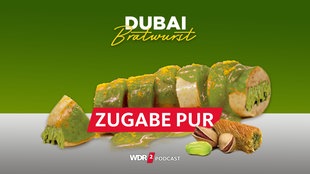 Satirische Fotomontage: Eine Bratwurst mit grüner Soße und grüner Pistazienfüllung im grünen Werbedesign des Trendfoods Dubai-Schokolade