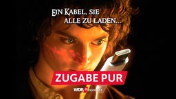Satirische Fotomontage: Szene aus Herr der Ringe - Elijah Wood als Frodo schaut mit glänzenden Augen auf ein Kabel mit USB-C Stecker