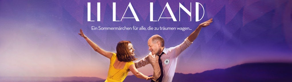 Satirische Fotomontage im Stil des Filmplakats von "La La Land": Annalena Baerbock und Olaf Scholz tanzen im Sonnenuntergang, der Himmel wirkt lila, im Hintergrund die pink erleuchtete Allianz Arena