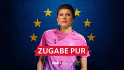 Satirische Fotomontage: Sahra Wagenknecht im Trikot der deutschen Nationalmannschaft vor blauem Hintergrund mit im Kries angeordneten gelben Sternen