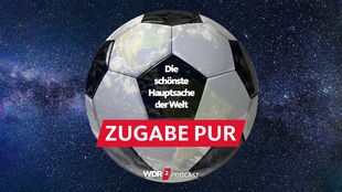 Satirische Fotomontage: Die Erde als Fußball im Weltall