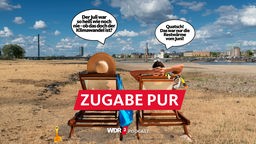 Satirische Fotomontage: Ein Mann und eine Frau sitzen in Strandliegestühlen und blicken auf das vertrocknete Flußbett des Rheins bei Düsseldorf