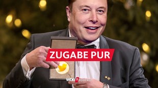 Satirische Fotomontage: Elon Musk mit Anzug und Fliege hält eine Schatulle mit goldener Münze hoch, auf der Münze ist das Logo des Messengers Twitter