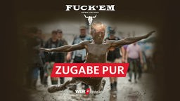 Satirische Bildmontage: Ein Besucher des Wacken-Festivals mit dem Kopf von Donald Trump springt mit ausgebreiteten Armen in den Schlamm