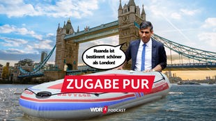 Satirische Fotomontage: Englands Premier Rishi Sunak schiebt vor der Tower Bridge ein Schlauchboot in die Themse